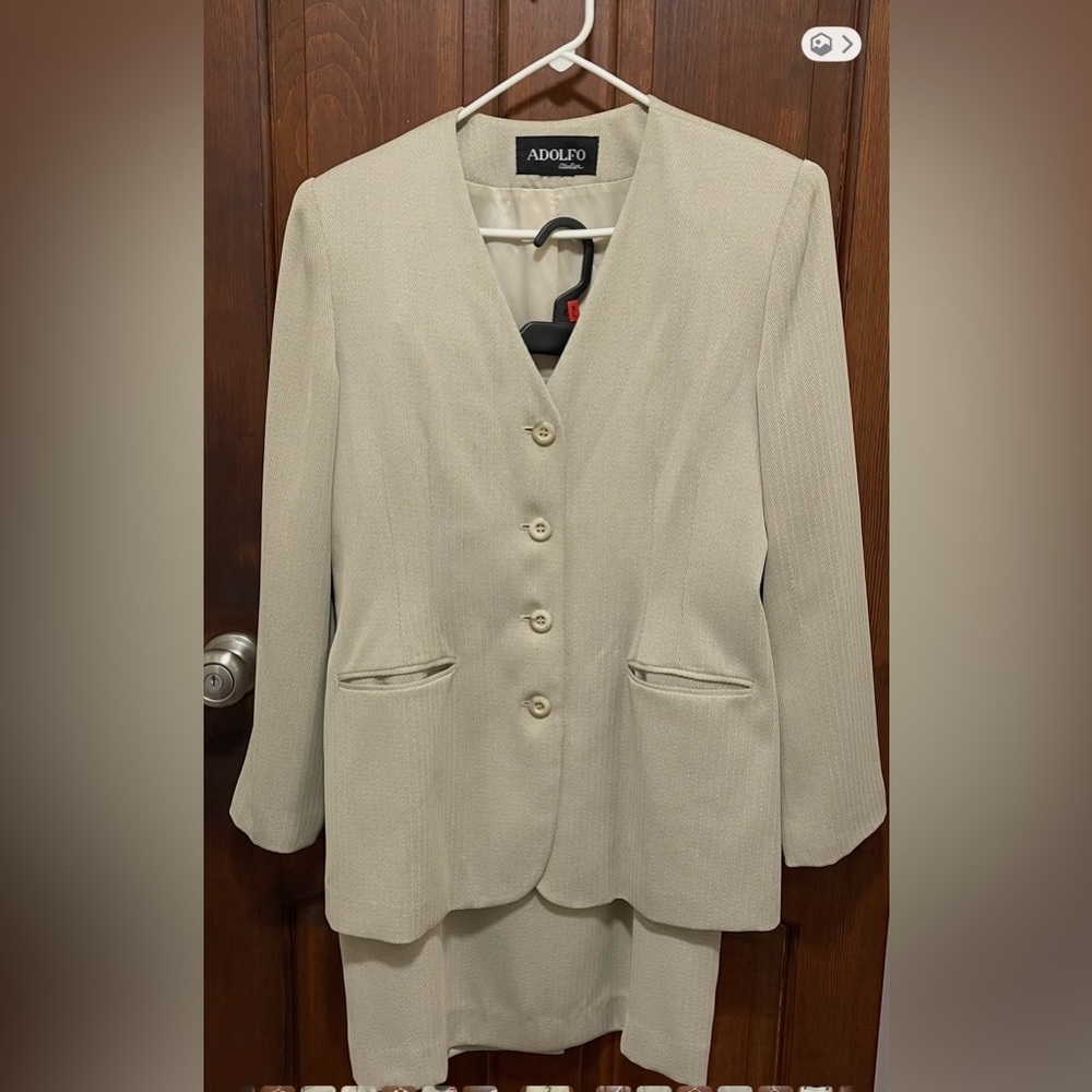 Adolfo Atelier women’s size 16 skirt suit. Light green V-neck blazer and skirt